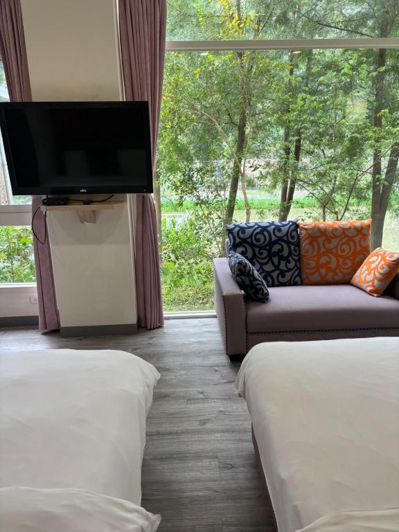 Shared lounge/TV area