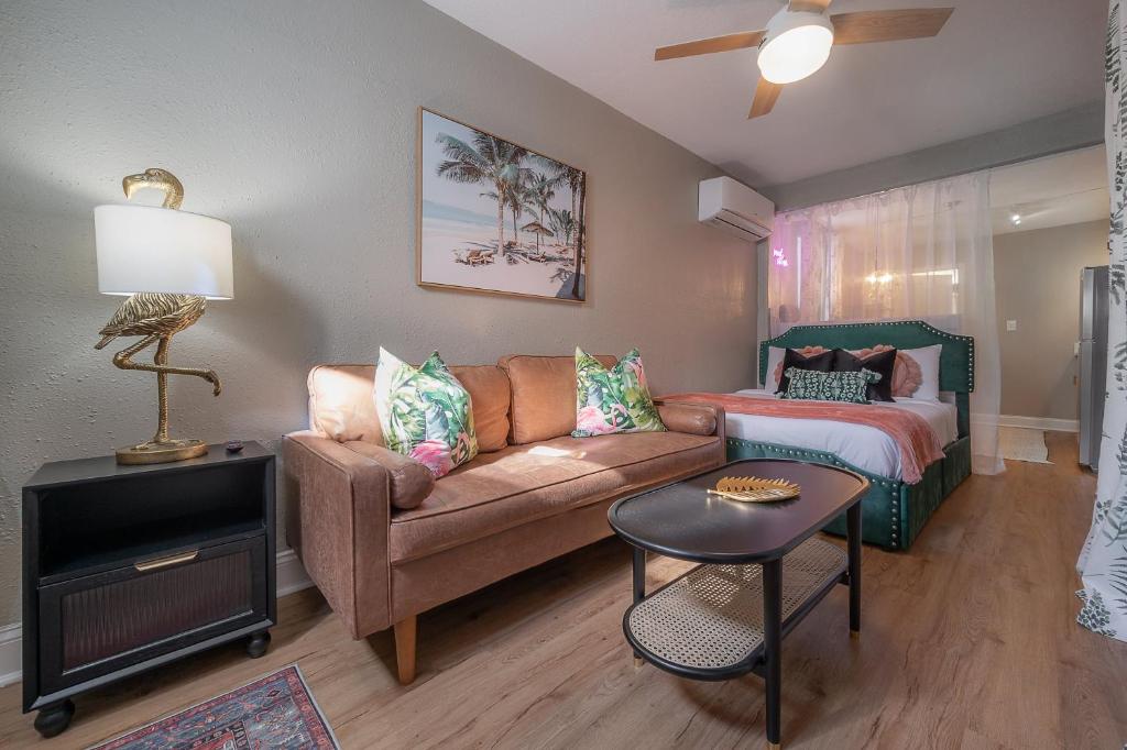 Charming Studio Apartment in West Tampa Perfect for Couples 1576, Tampa