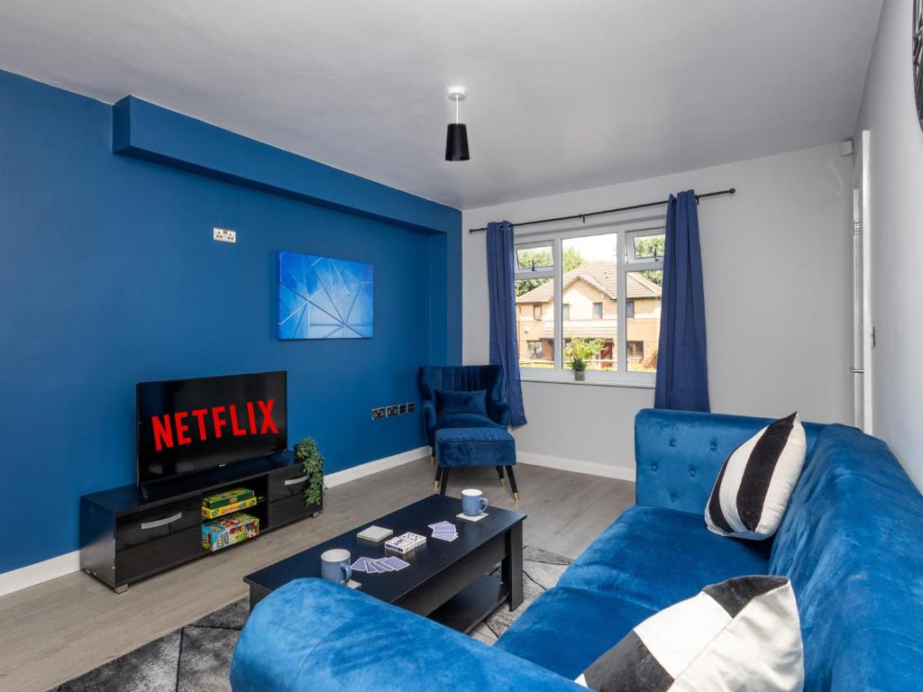 Stonecliffe Thirty Five By Alt-Stay - 3 Bed Contractor and Relocation Accommodation with Ensuite Bedroom, Parking, Kitchen, Laundry, Pool Table, Fast Wi Fi and Smart TV - Long Stay Ready with Weekly and Monthly Rates, Leeds