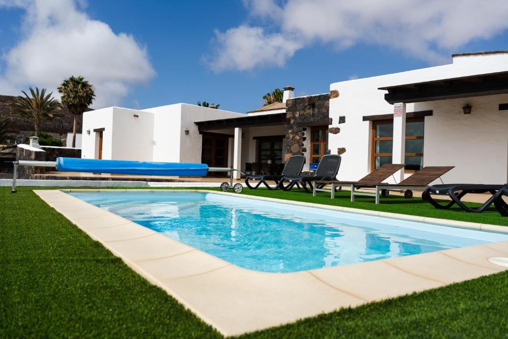 Villa Volcan2 Rural Private Pool la Oliva by Holidays Home - 3