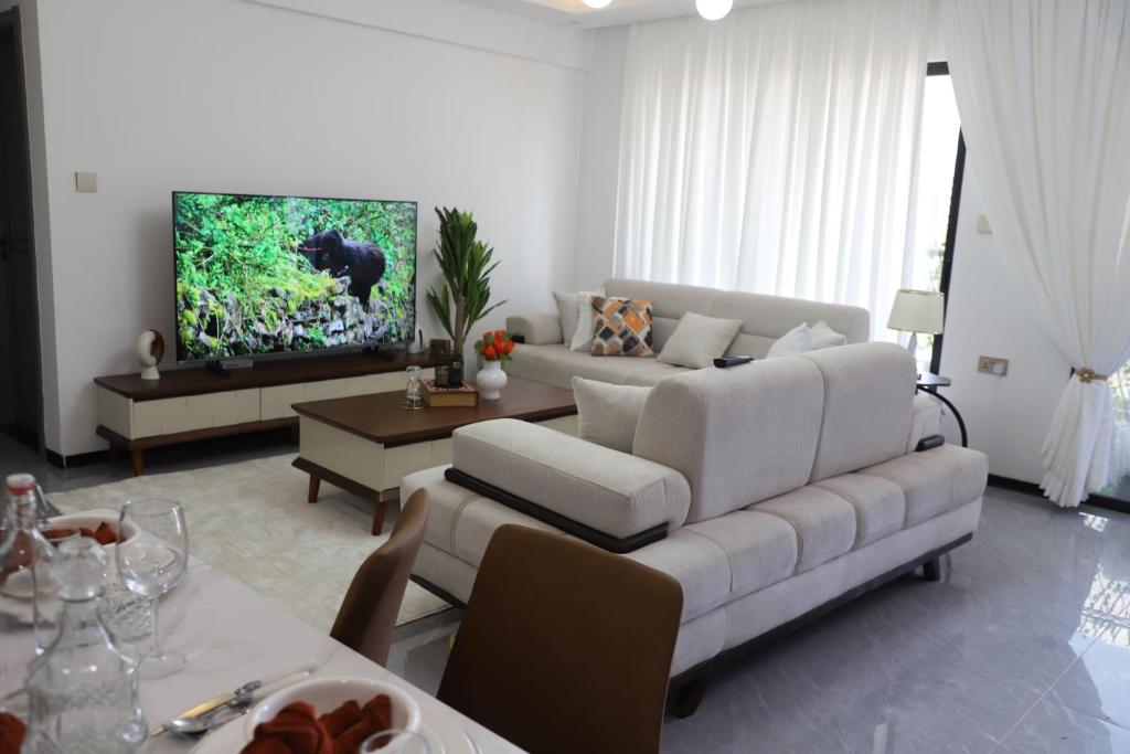 Bright & Airy 2-Bedroom Retreat in the Heart of the City, Nairobi