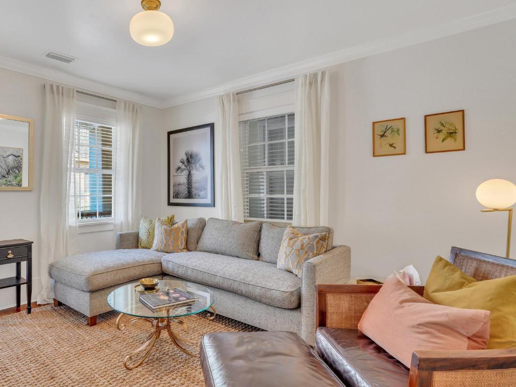 Charming Cottage Near Forsyth Park Heated Pool Access Walk to Restaurants Historic Sites More 1390, Savannah