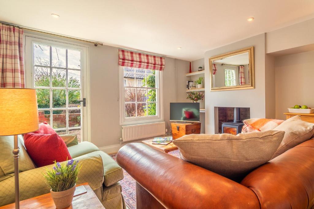 Adorable cottage with a log burner in heavenly village - Constable Lodge, Nayland