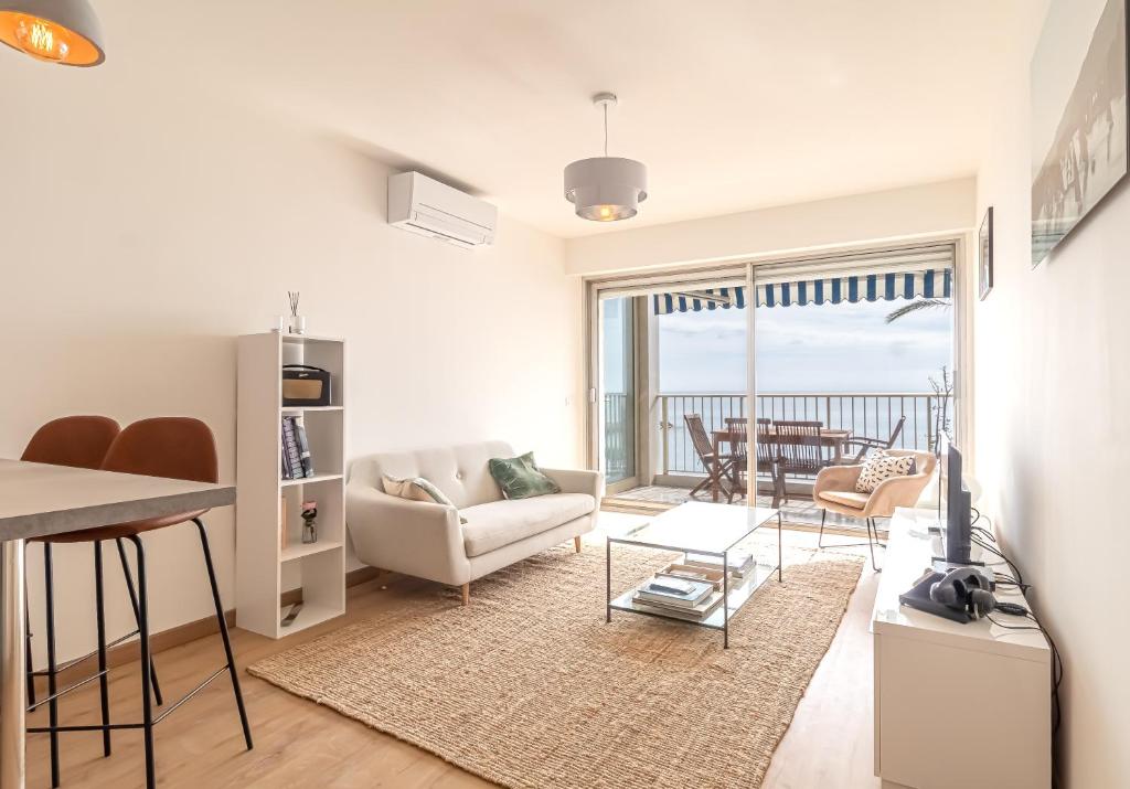 Stunning beachfront apartment with parking - 3