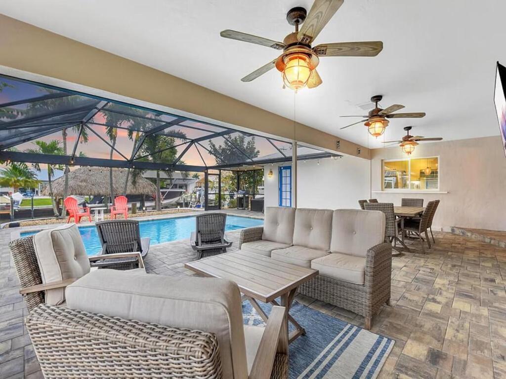 Heated Pool, Gulf Access, Dock, Tiki Hut - The Lucky Pelican - Roelens, Cape Coral