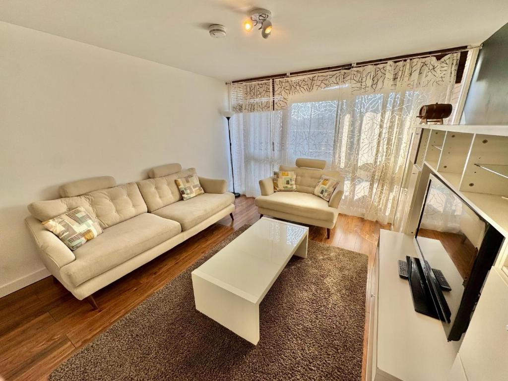 From £53pp - Sleek & Bright balcony Flat Perfect Escape London - Pass ...