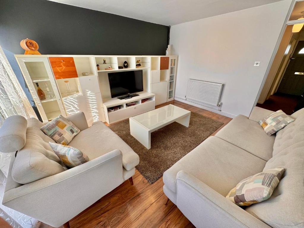 From £53pp - Sleek & Bright balcony Flat Perfect Escape London - Pass ...