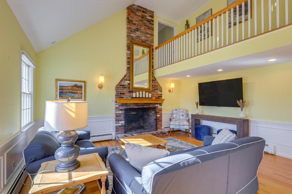 Close to Beaches Gem with Yard and Sunroom in Orleans, Orleans