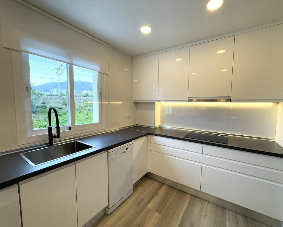 Stylish & sunny beach apartment with pool - 2