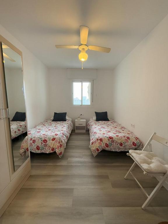 Stylish & sunny beach apartment with pool - 4