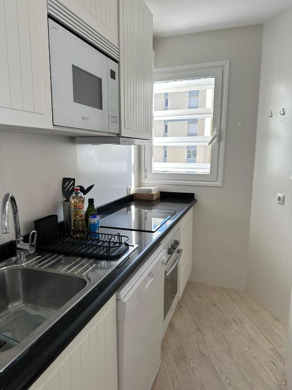 Benalmadena Beachside Apartment with parking - 4