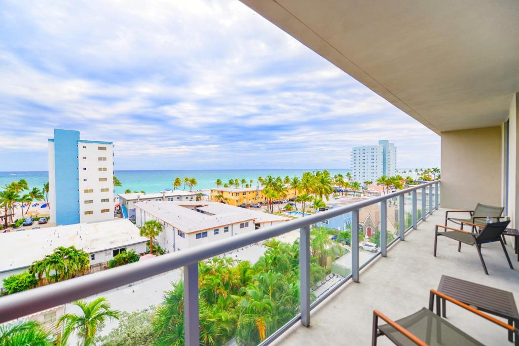 Direct Ocean view Condo Steps from the Beach, Hollywood