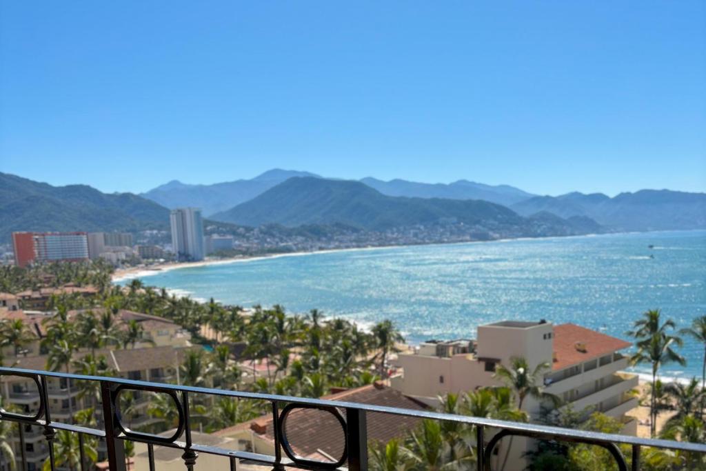 Prime beachfront flat & balcony! - 4