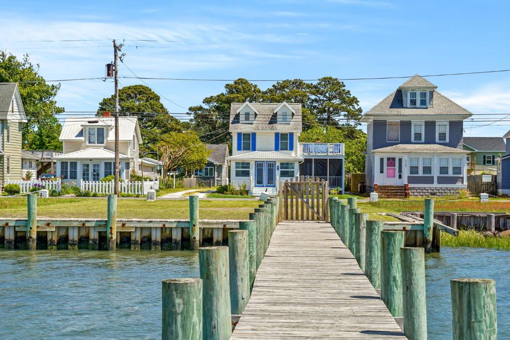 Touch of Grey- Waterfront, Pet Friendly, Black Point Landing