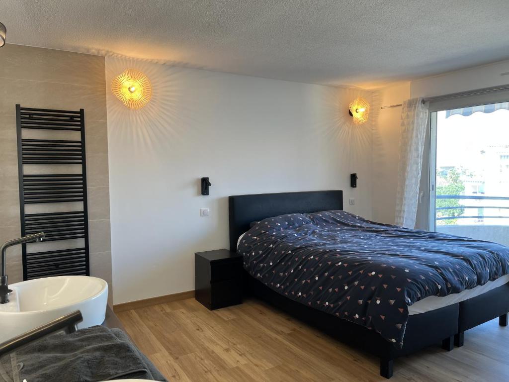Port Frejus, 150 m de la plage, tres rare a la loc - 3