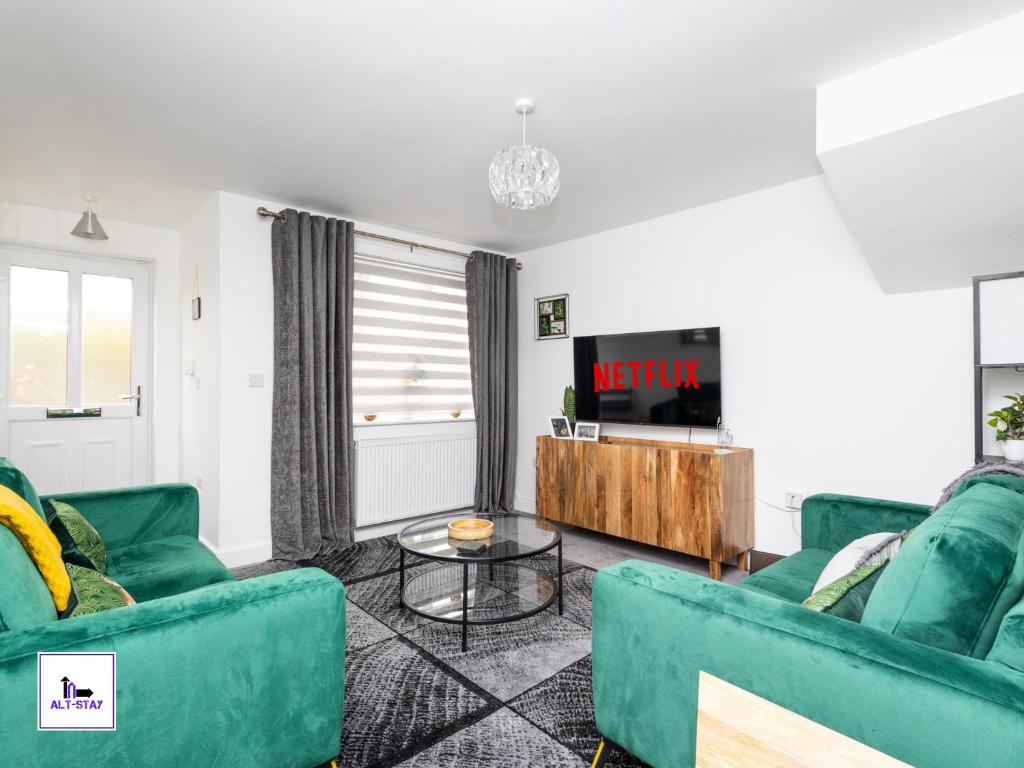 Greenwood by Alt-Stay - 4 Bed Contractor and Relocation Accommodation Wakefield with Master Ensuite, TVs in Bedrooms, Parking, Garden, Open Plan Kitchen Diner and Wi Fi - Long Stay ready with Weekly and Monthly Rates, Oakenshaw