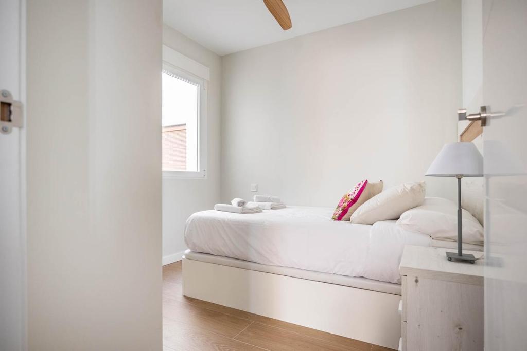 Bright Apartment Near Seville's Historic Center - 3