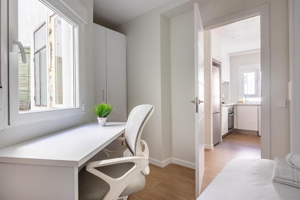 Bright Apartment Near Seville's Historic Center - 4