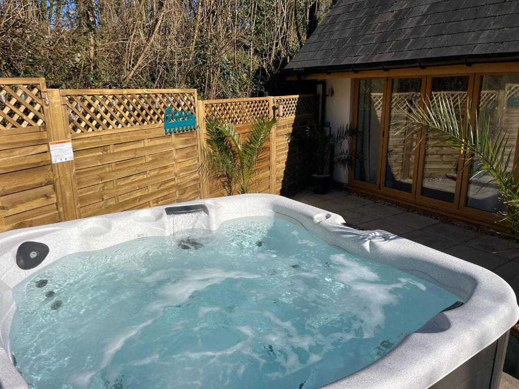 Stunning Cottage with Hot Tub (Marldon, South Devon) photo 5