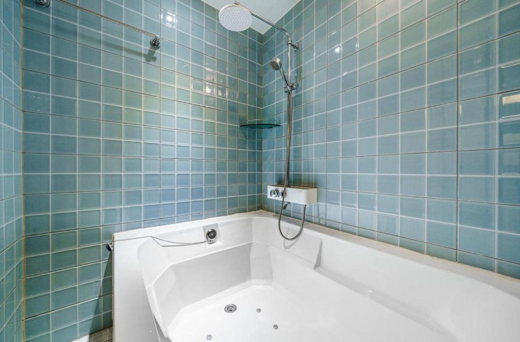 에비뉴 호텔의 깔끔하고 현대적인 객실 인테리어 이미지