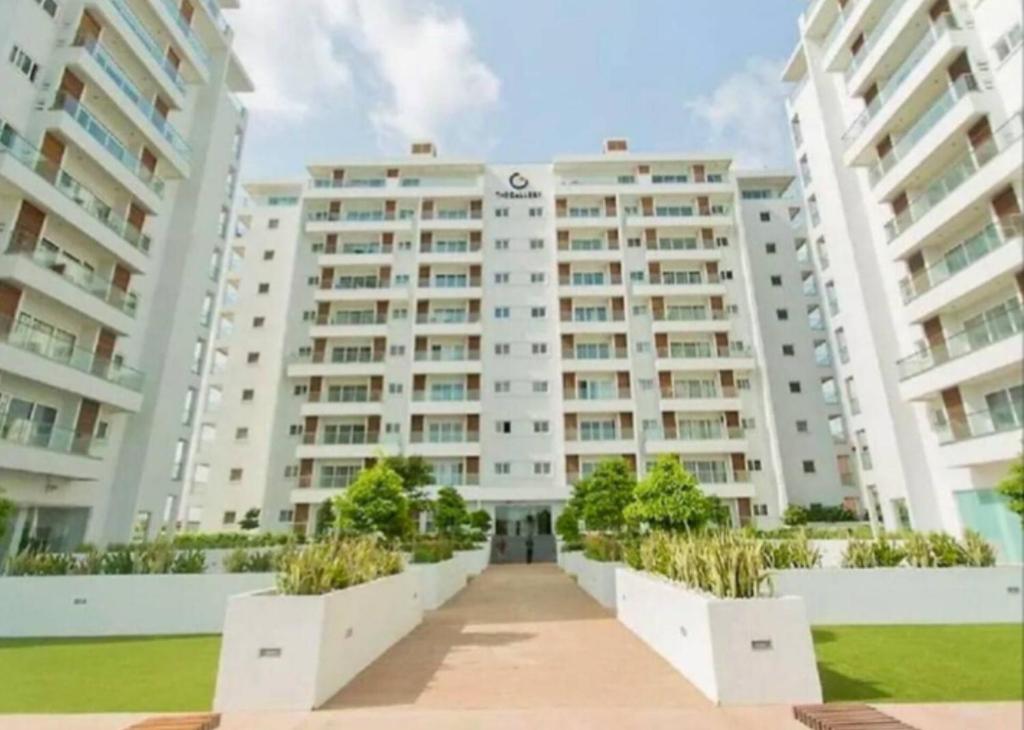 Chic 1BR Apt with Pool, High-speed Internet at The Gallery, 10 mins from Airport, 5mins from Major Restaurants and Malls, Accra