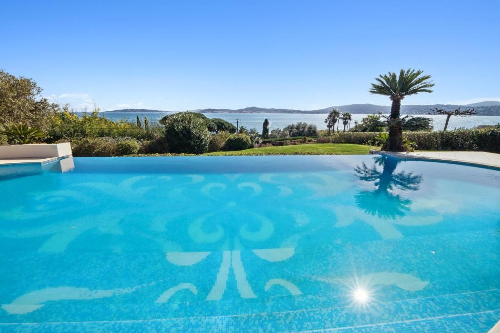 Luxury Seafront Villa with Heated Infinity Pool - 1