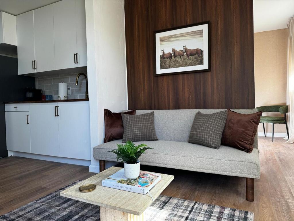 The Sylmar House, Sylmar