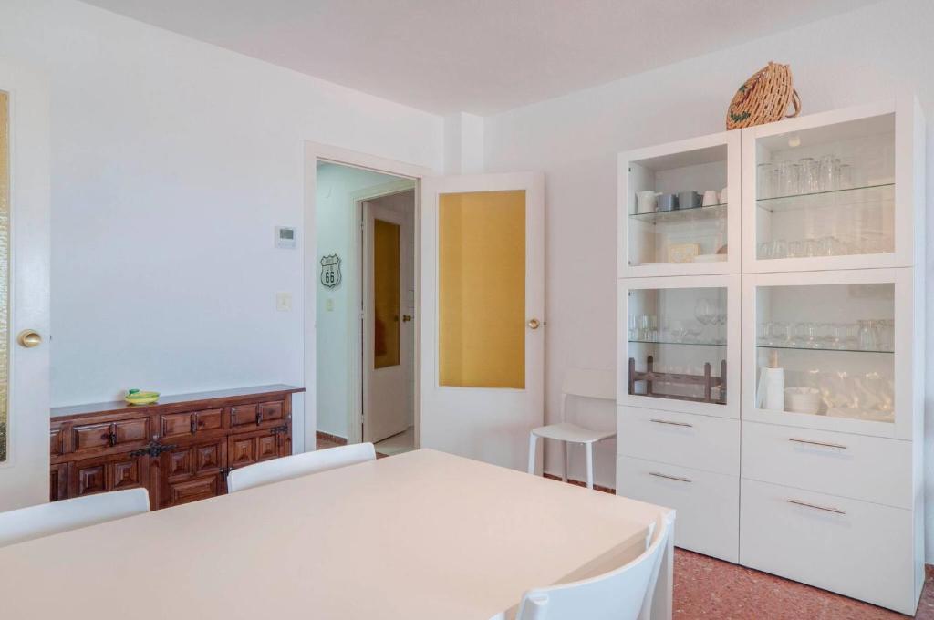 041 Bright 3 Bed, Sea Views Beach Apt - 5