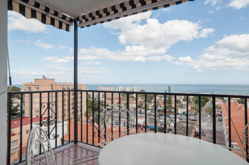 041 Bright 3 Bed, Sea Views Beach Apt - 2