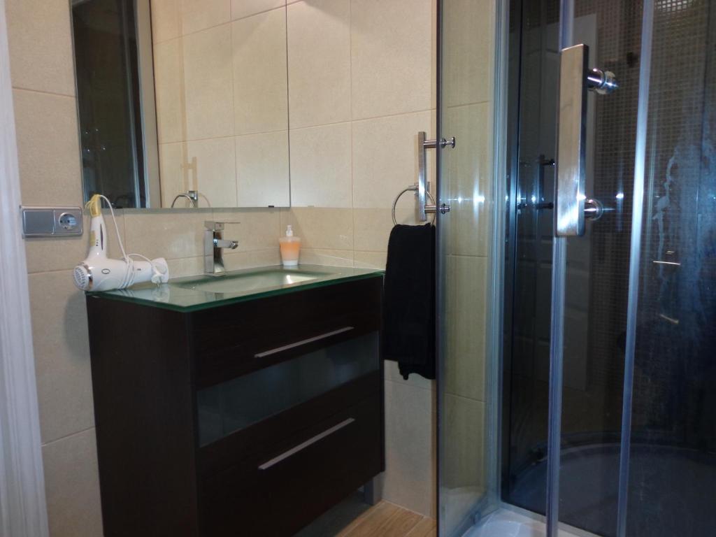 Bathroom, Albergue Aqua Portomarin in Portomarin