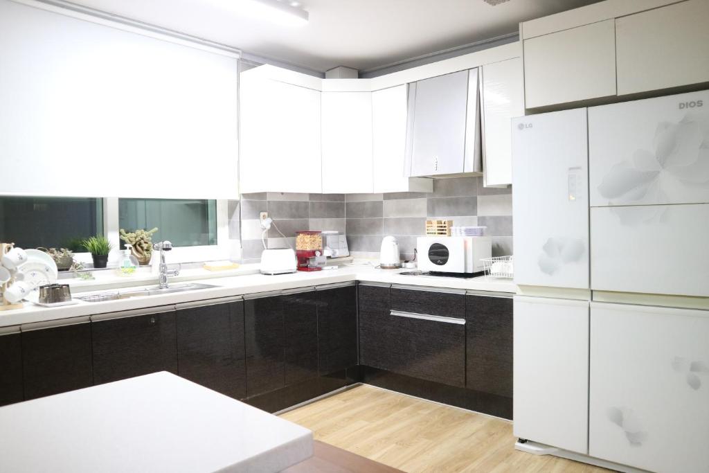 Kitchen, Incheon Airport Mr.Kim Guesthouse in Incheon