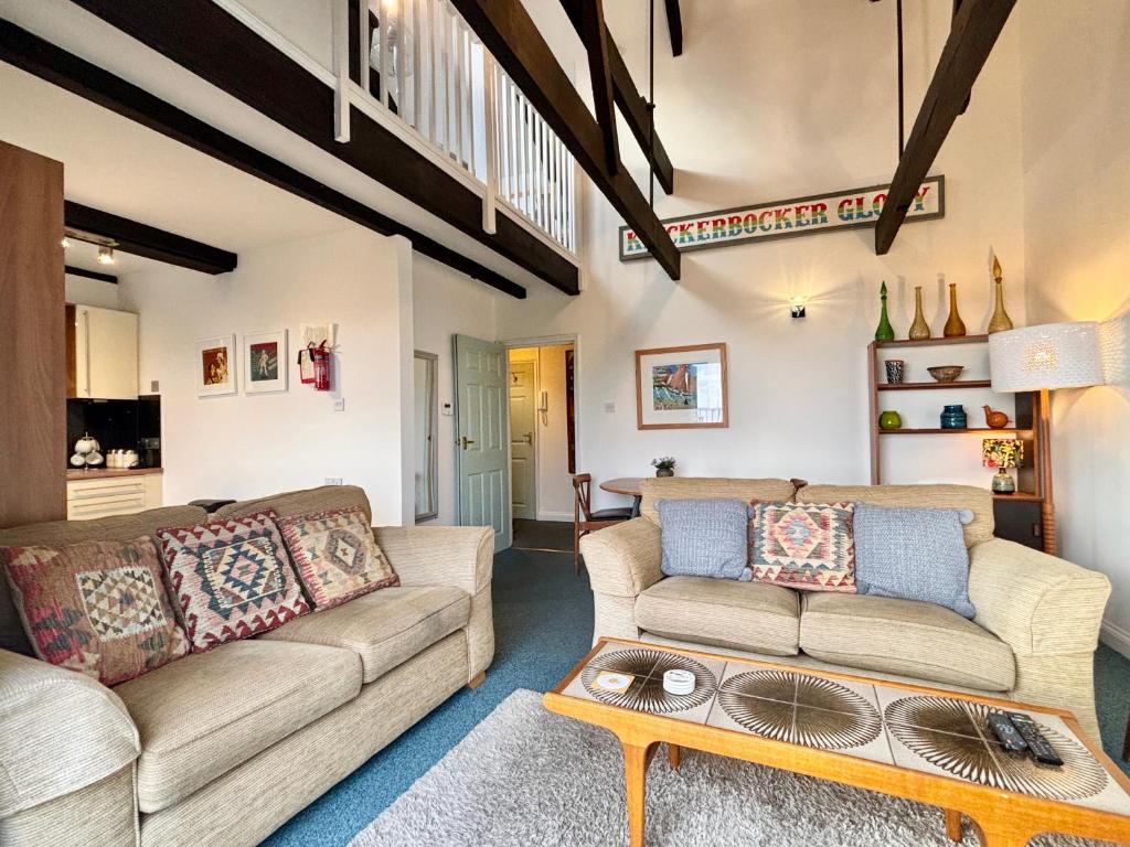 Harbourside apartment with seaviews and parking, Penzance