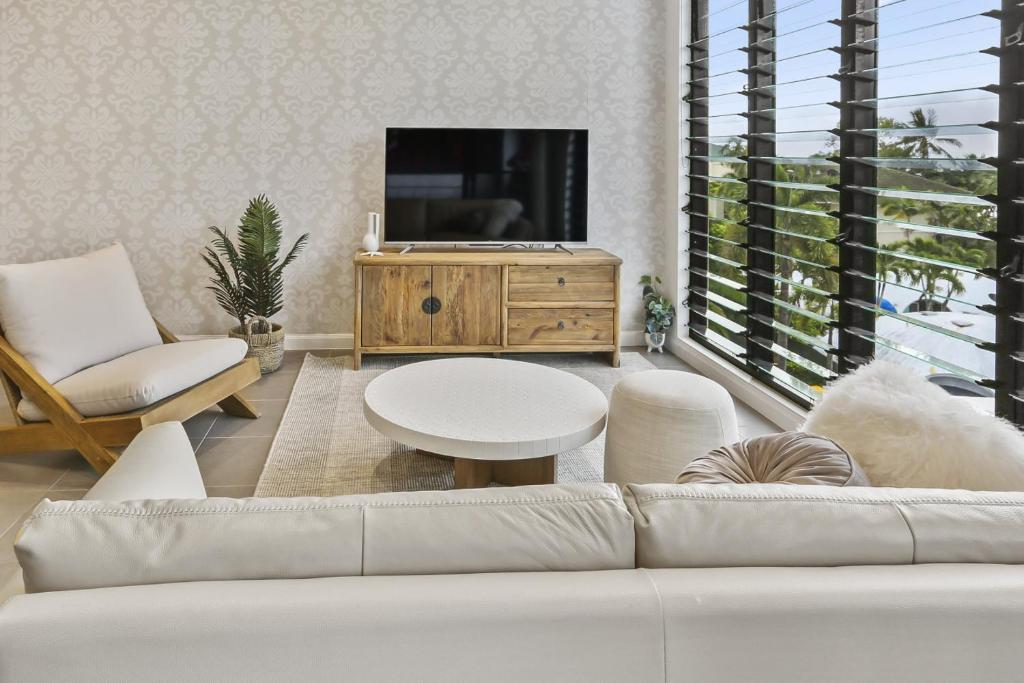 Ocean Horizons with Coral Sea Views, Trinity Beach