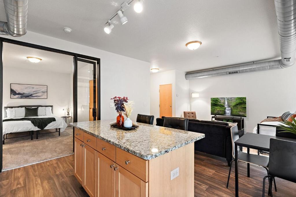 The Hazel Free parking, Gym, Fast WIFI, Central, Minneapolis