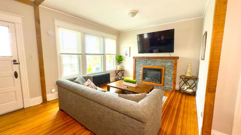 The Rustic Home Albany NY - 3 Bedroom Private Second Floor Apartment, Albany