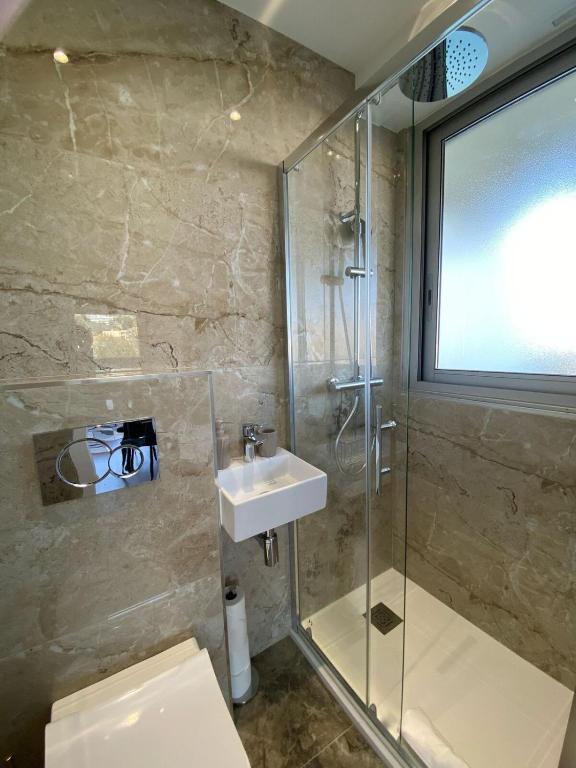 Luxury 1 Bed Apt Seafront Escape in Cannes - 2