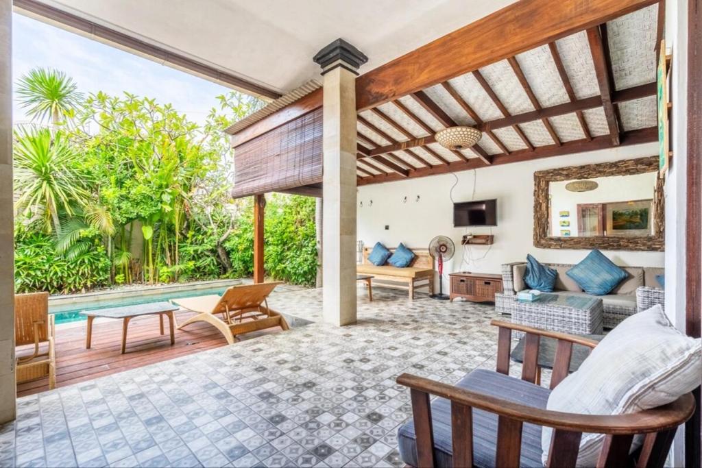 Just a 3 min stroll to the Seminyak beach, Badung