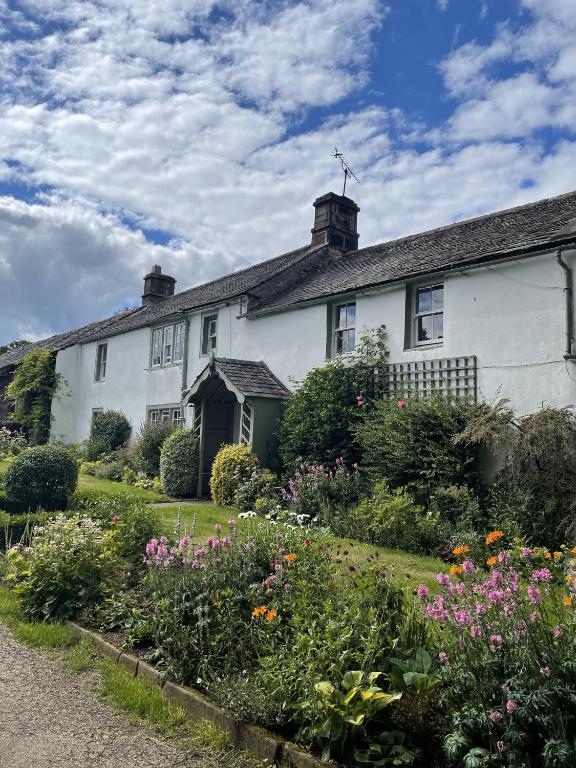 Lodge Farm B&B - a working farm, Dacre