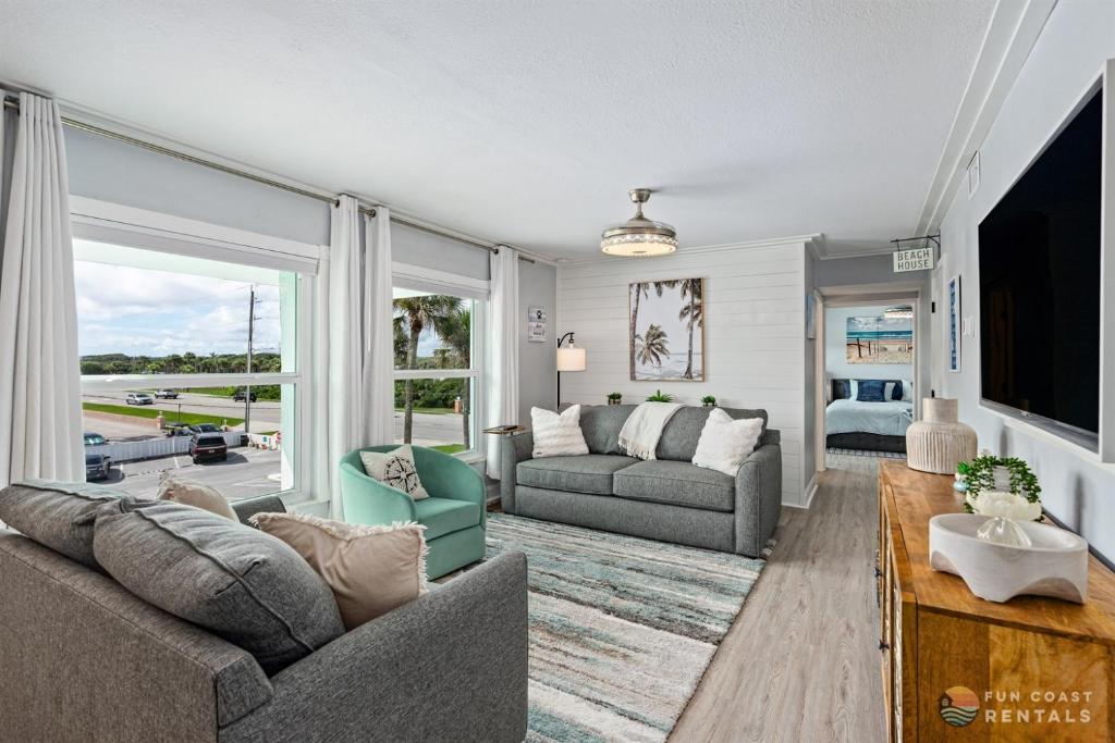 Upscale Dog Friendly and STEPS to the Beach! Spacious Modern Chic Condo!, Edgewater