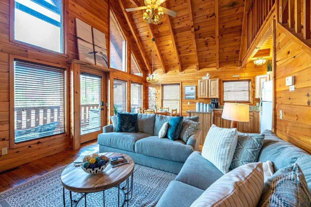 Private & Cozy Mountain View Cabin, Hot tub & 2Kings, Sevierville