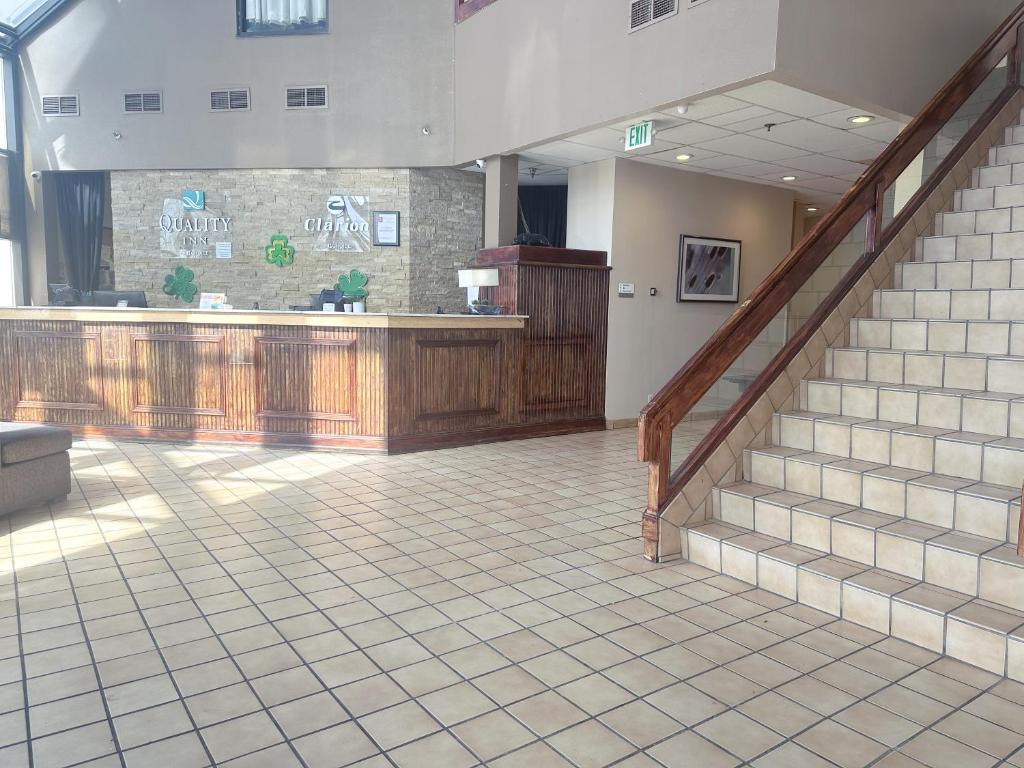 Front desk [24-hour]