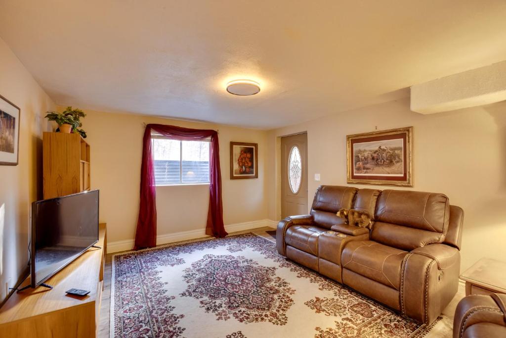 Secluded Elizabeth Apt on 3 Acres Pets Welcome!, Elizabeth