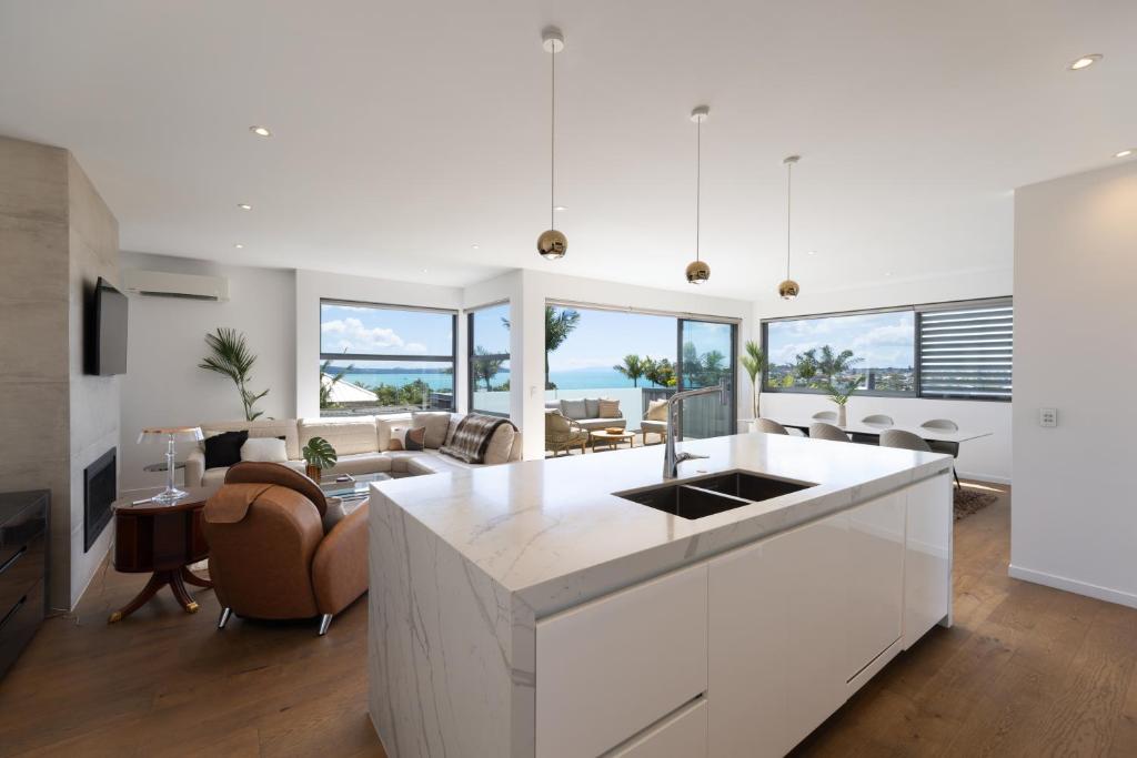 Beach bliss-Modern luxury holiday home at Kohimarama, Окленд