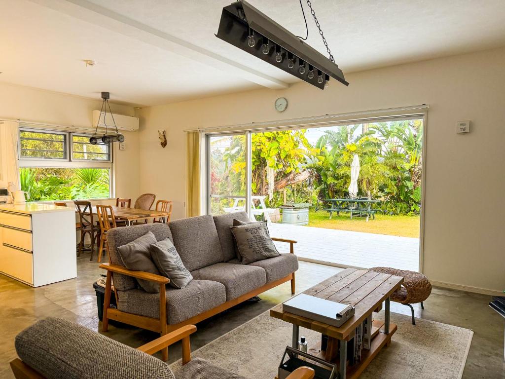 Hello Hotel Rce, Kin