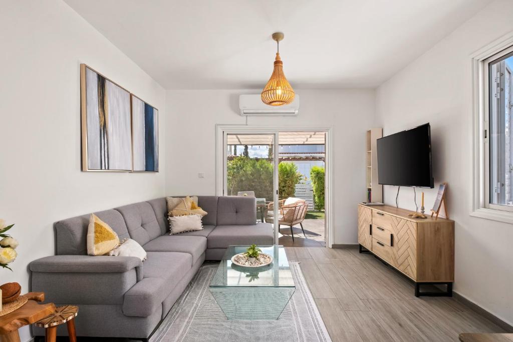 Endless Summer Beach House, Pervolia