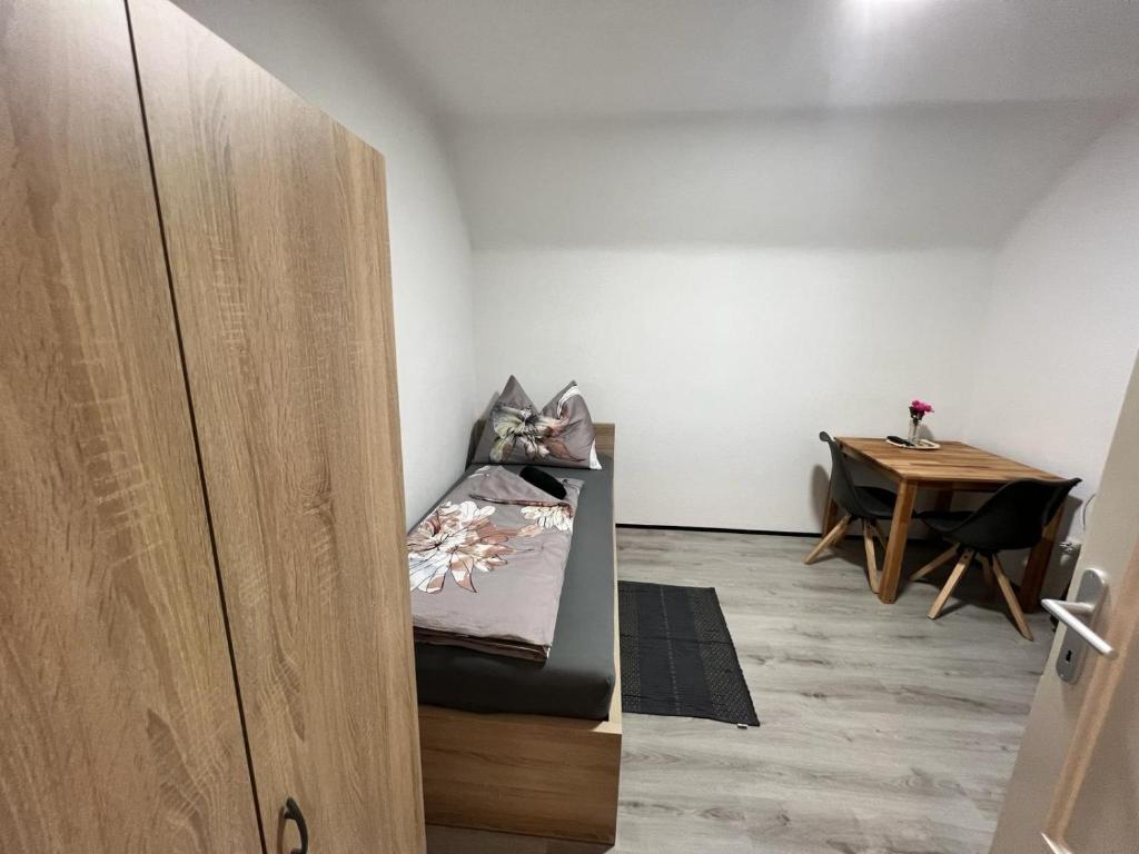 LA Haus für Monteure, Arbeiter, Pendler, ganzes Haus mit Garten, 5 Zimmer - 4