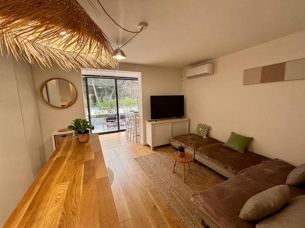 T2 en rez-de-jardin avec terrasse privative, résidence avec piscine et tennis - 1