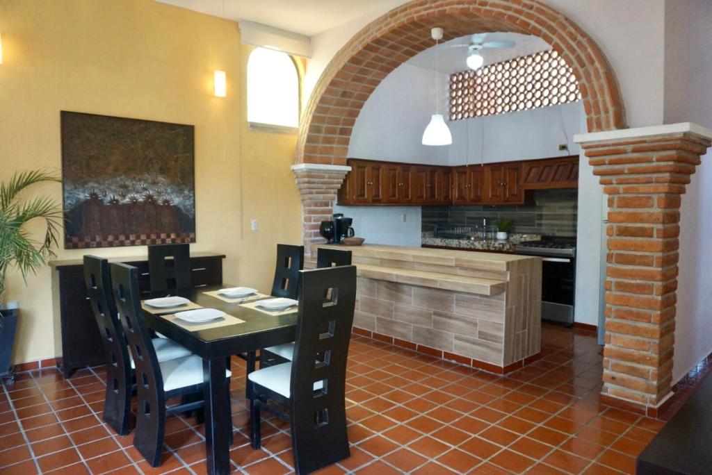 Beautiful Local Apartment with Ocean View & Rooftop Terrace, Puerto Vallarta