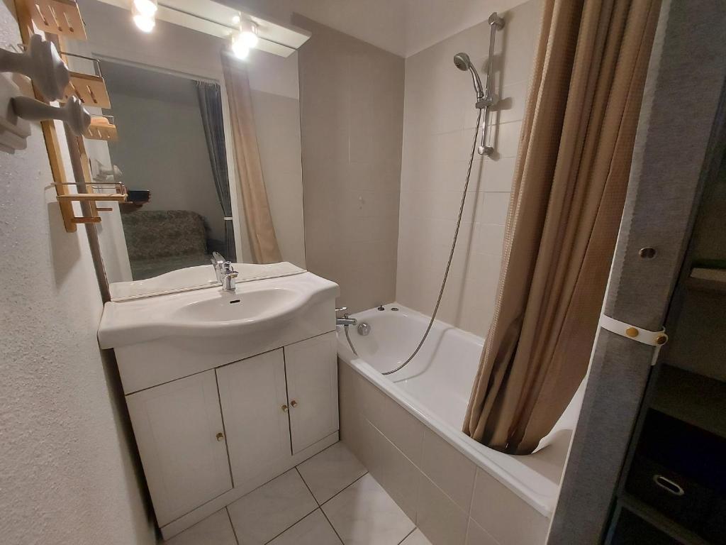 Appartement RDC avec Terrasse, Parking et Animaux Acceptés à 100m de la Plage - FR-1-776-116 - 3