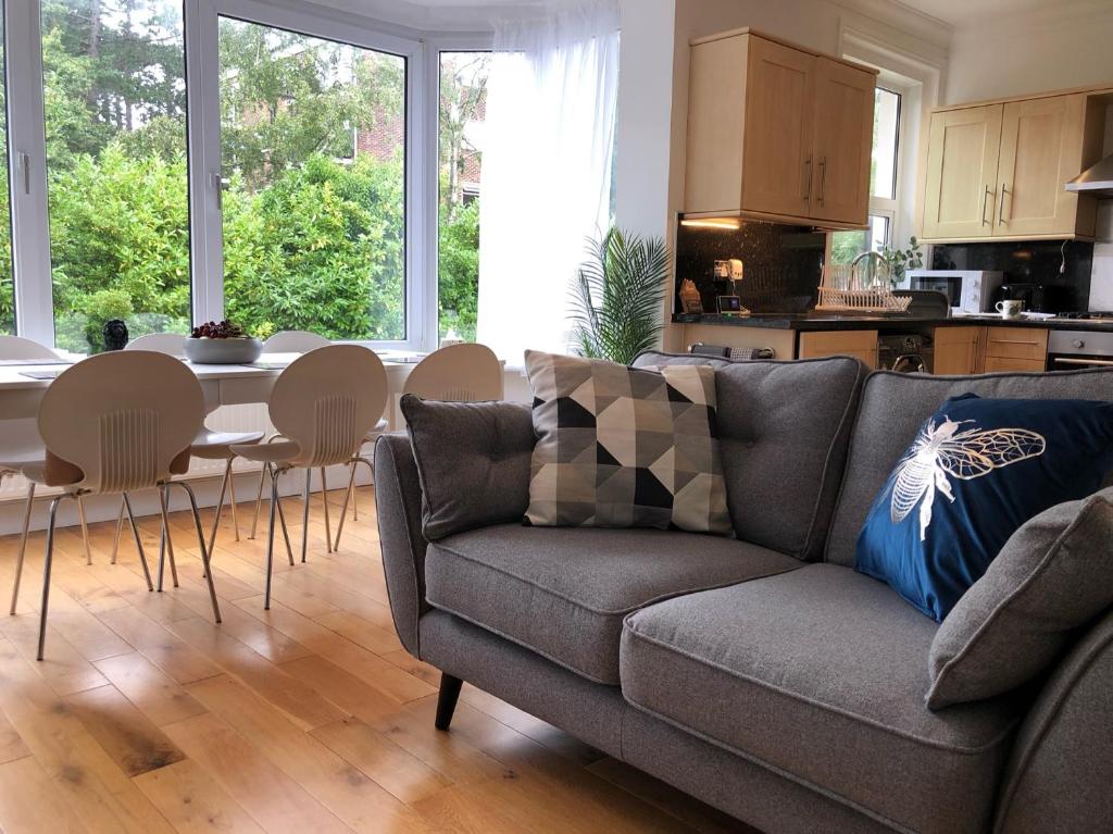 ApartmentSleeps6-Balcony-FreeP-WhiteRabbitRetreat, Bournemouth